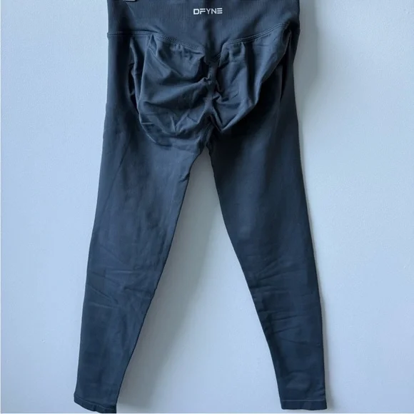 Seamless Gray Leggings + Blue Shorts - Picture 4 of 6